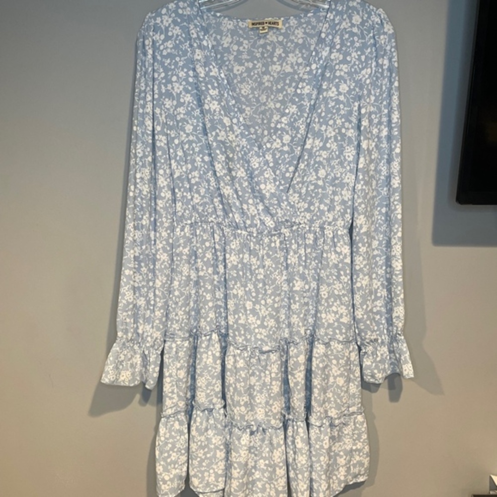 Inspired hearts three tiered white blue floral print size medium
